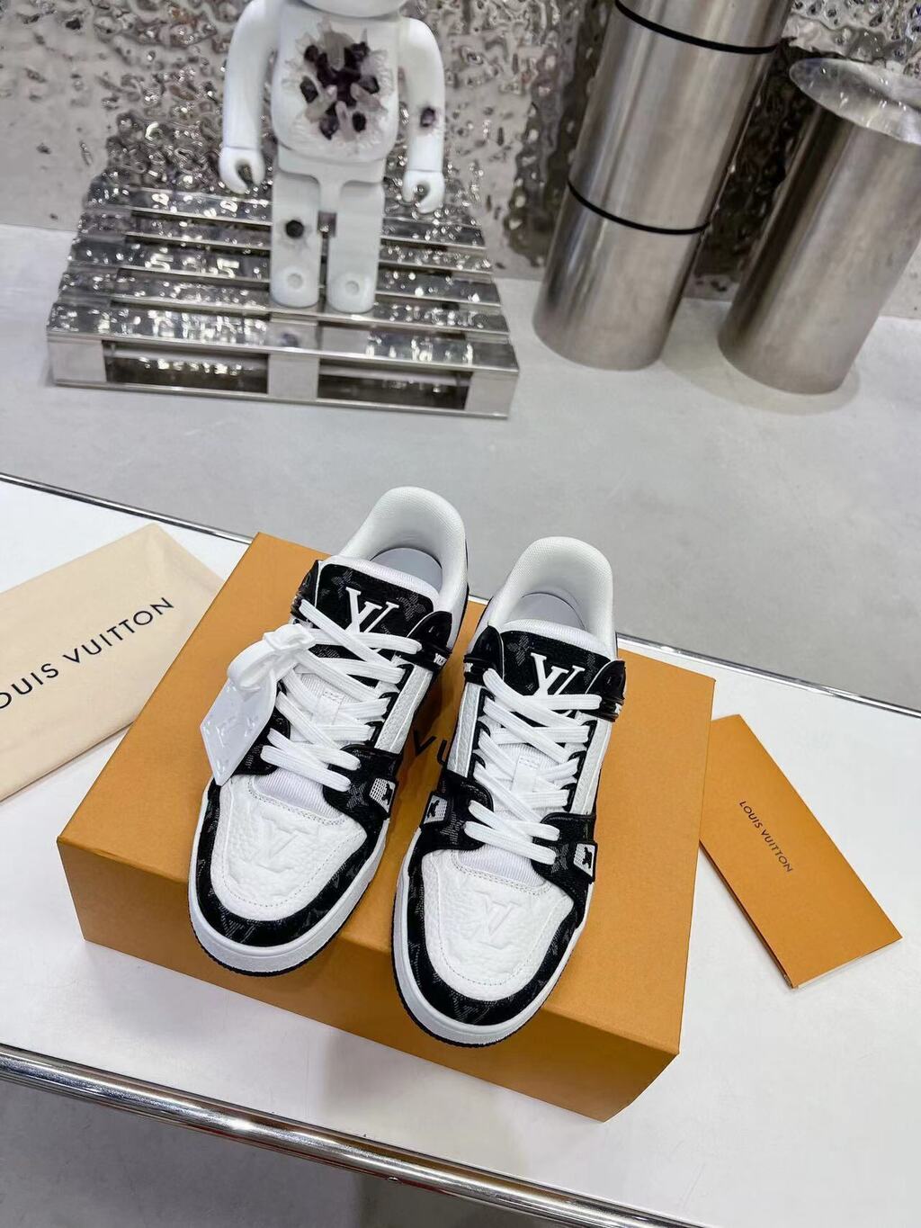 Tênis LV Trainer White Black