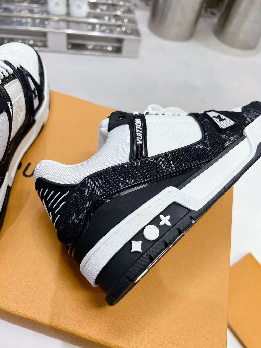 Tênis LV Trainer White Black